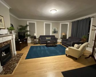 Close To Downtown & Uwec - Eau Claire - Living room