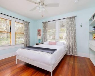 Free Parking, Walk to Food - Pastel - Portoro - אוסטין - חדר שינה