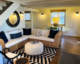 Modernized, 100+ year-old Clear Lake Cottage just steps from the lake & PM Park. - Clear Lake - Living room