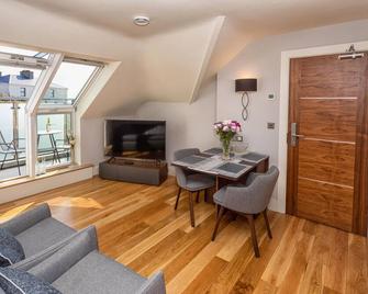 luxury apartment with private balcony and view to the sea - Inch - Dining room
