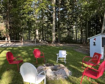 Waterfront, boats included, Cozy cabin on private lake, 25 minutes from TC. - Fife Lake - Patio