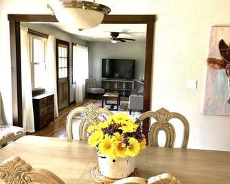 Rural Farm Chic - Big Spaces for the Whole Gang! The Gathering House. - Clayton - Dining room