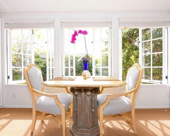 Charming Seashell Cottage Overlooking Garden - San Diego - Comedor