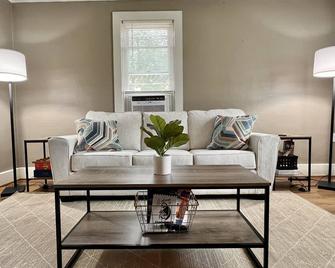 Parrothead Palm House PC - 2 blocks to Jet Exp - Port Clinton - Living room