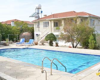 1 Bedroom Poolside Apartment - Ozankoy - Piscina