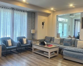 Near 3m Costco plaza. 5m to Walmart Close QEW highway. 8m to Niagara Falls. - Niagara Falls - Living room