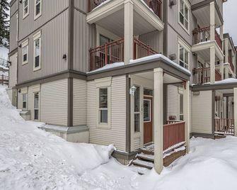 Large corner unit in Creekside - perfect location close to the trails & village! - Lumby - Building