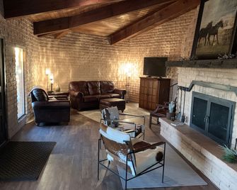 Private Desert Escape Close to Downtown with Horse Pens on the Sols Wash! - Вікенберг - Вітальня
