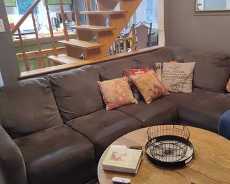 Charming Cottage with Fireplace/Family Friendly/National Park& Ski /Forena 5 min - Saint-Bruno-de-Montarville - Living room