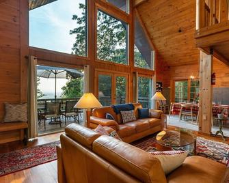 Sunny Streams Cabin - Sunset Views w/ a Hot Tub! - Keedysville - Living room