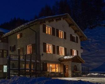 Hotel Ristorante Lagrev - Bregaglia - Gebäude