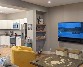 Beautiful New Construction (2023) Vacation Rental In Downtown Grand Haven, MI. - Grand Haven - Living room