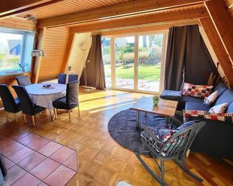 Gemutliches Ferienhaus mit Kaminofen an der Ostsee in Damp - Damp - Wohnzimmer