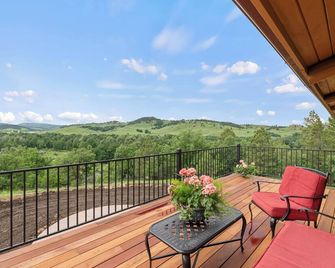 Large Log Home Overlooking Creek! - Whitewood - Balcón