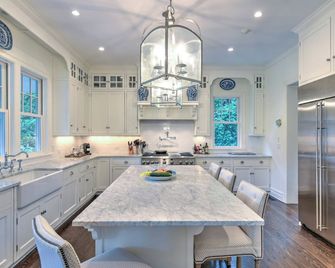 Traditional Home w/ English Gardens, Pool, Rec Room, Close to Ocean Beaches - Southampton - Kitchen