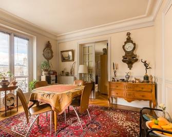 Veeve - Overlooking the Seine on Ile de la Cité - Paris - Dining room