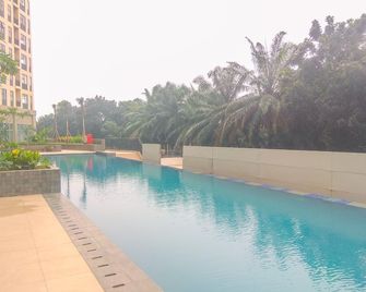 Modern Look 2BR at Transpark Cibubur Apartment By Travelio - Tapos - Piscina