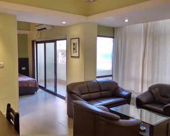 Marina's Motel - Siliguri - Olohuone