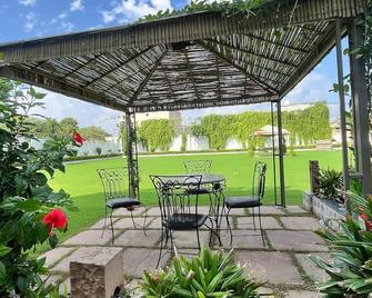 Rudraksh Hotel & Resort - Rewāri - Patio