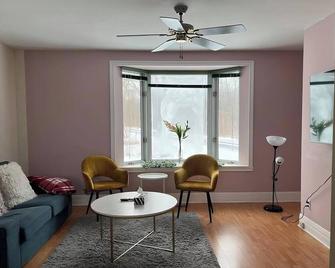 Charming house in a quiet area of Brossard, fully equipped and fully furnished - Brossard - Living room