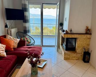 Seaside 2-bedroom flat with Panoramic View, in front of the sea! - Kamena Vourla - Wohnzimmer