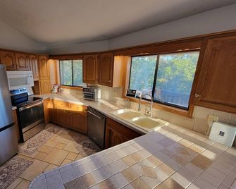 Incredible Private & Secluded 3-bedroom house in Ozark 40 mins to Branson & SPGF - Ozark - Cocina