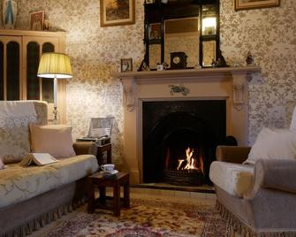 Old Style Traditional Irish Farmhouse with mod - cons, also Wifi included free. - Limerick Junction - Sala de estar