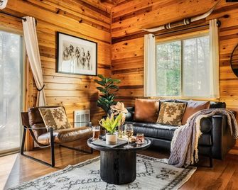 Romantic Cabarn W/ Hottub Lounge - Located On Bsf! - Allardt - Living room