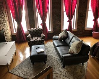 Contemporary Loft Style Apartment In The Heart Of Historic Downtown Lawrence Ks - Lawrence - Wohnzimmer