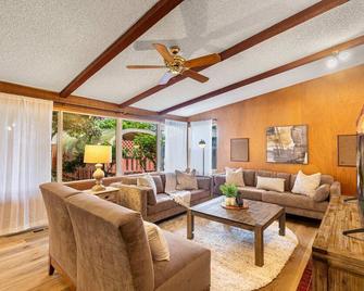 Spacious Mid Century Modern Sunroom Rambler - Shoreline - Phòng khách