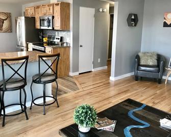 Modern Home with Mountain and Creek Views - Cut Bank - Kitchen