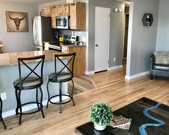 Modern Home with Mountain and Creek Views - Cut Bank - Kitchen