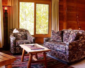 Mica Mountain Lodge & Pine Cabin, At Mt Robson Provincial Park, Near Jasper National Park - Tete Jaune Cache - Living room