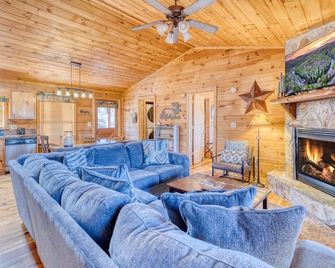 Secluded Sunrise Ridge-10 Min From Blue - Blue Ridge - Living room