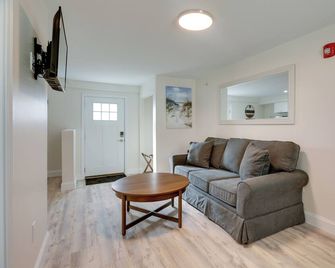 3 Mi to Main Street: Newly Renovated Wareham Apt! - Wareham - Sala de estar
