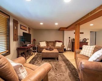 200' of private waterfront, hot tub & kayaks - Cayuga - Living room