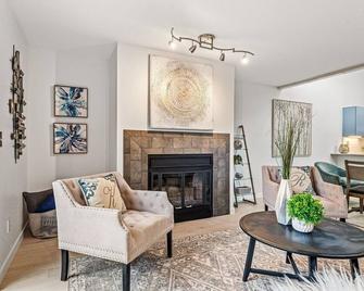 Stylish Downtown 2BR Condo in West End - Boulder - Living room