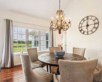 Grove Road Home - Private 5 Acres, Fire Pit, Spacious Retreat, Dog-F - Baileys Harbor - Eetruimte