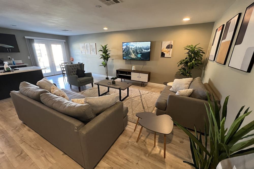 Vegas Oasis! Modern & Spacious 5 Bedroom 3 Bathroom Home with Pool Near LV Blvd - לאס וגאס - סלון