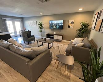 Vegas Oasis! Modern & Spacious 5 Bedroom 3 Bathroom Home with Pool Near LV Blvd - Las Vegas - Living room