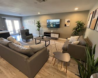 Vegas Oasis! Modern & Spacious 5 Bedroom 3 Bathroom Home with Pool Near LV Blvd - לאס וגאס - סלון