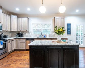 Fun West Knox Pad~ Hot Tub~ Neon Game Room~ Arcade - Farragut - Kitchen