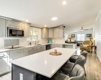 Lake Moultrie Access: Moncks Corner Home w/ Dock - Moncks Corner - Kitchen
