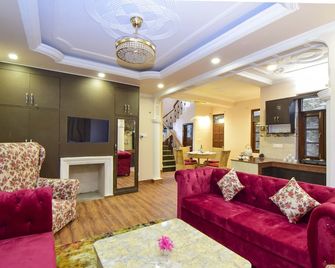 Chail Cabana 3bhk Villa - King Sized Be,wi-Fi+garden+bbq+bonfire - Chail - Living room
