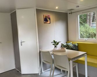 Neat Chalet With Microwave, Antwerp at 39 km - Rijkevorsel - Dining room