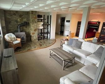 Beautiful Mount Mitchell Home - Stunning views, decks & hot tub & endless hikes - Burnsville - Living room