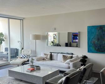 Beautiful modern condo with high end finishes very peaceful with valet parking - Tampa - Living room