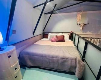 Modern executive loft in the heart of Hertel. - Buffalo - Bedroom