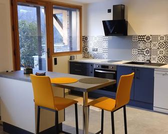 Studio gîte on one level with terrace and pergola - Tournon - Kitchen