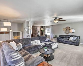 Sioux Center Split-Level Home w/ Game Room! - Sioux Center - Sala de estar